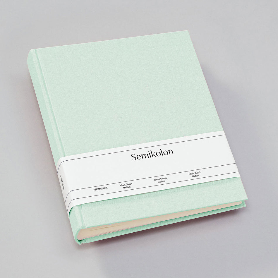 Valokuva tuotteesta Valokuva-albumi Semikolon Classic Medium, moss, kuuluu tuoteryhmään Albumit ja keräily.