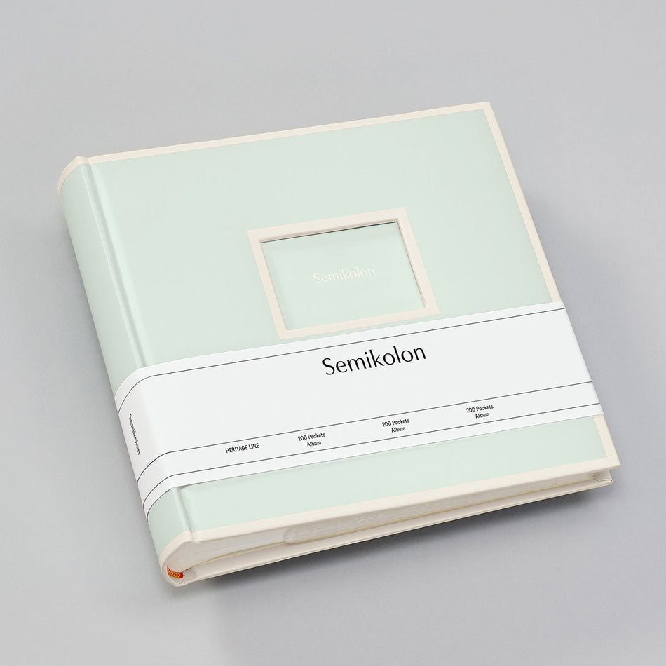 Valokuva tuotteesta Valokuva-albumi Semikolon 200 kuvataskua, moss, kuuluu tuoteryhmään Albumit ja keräily.