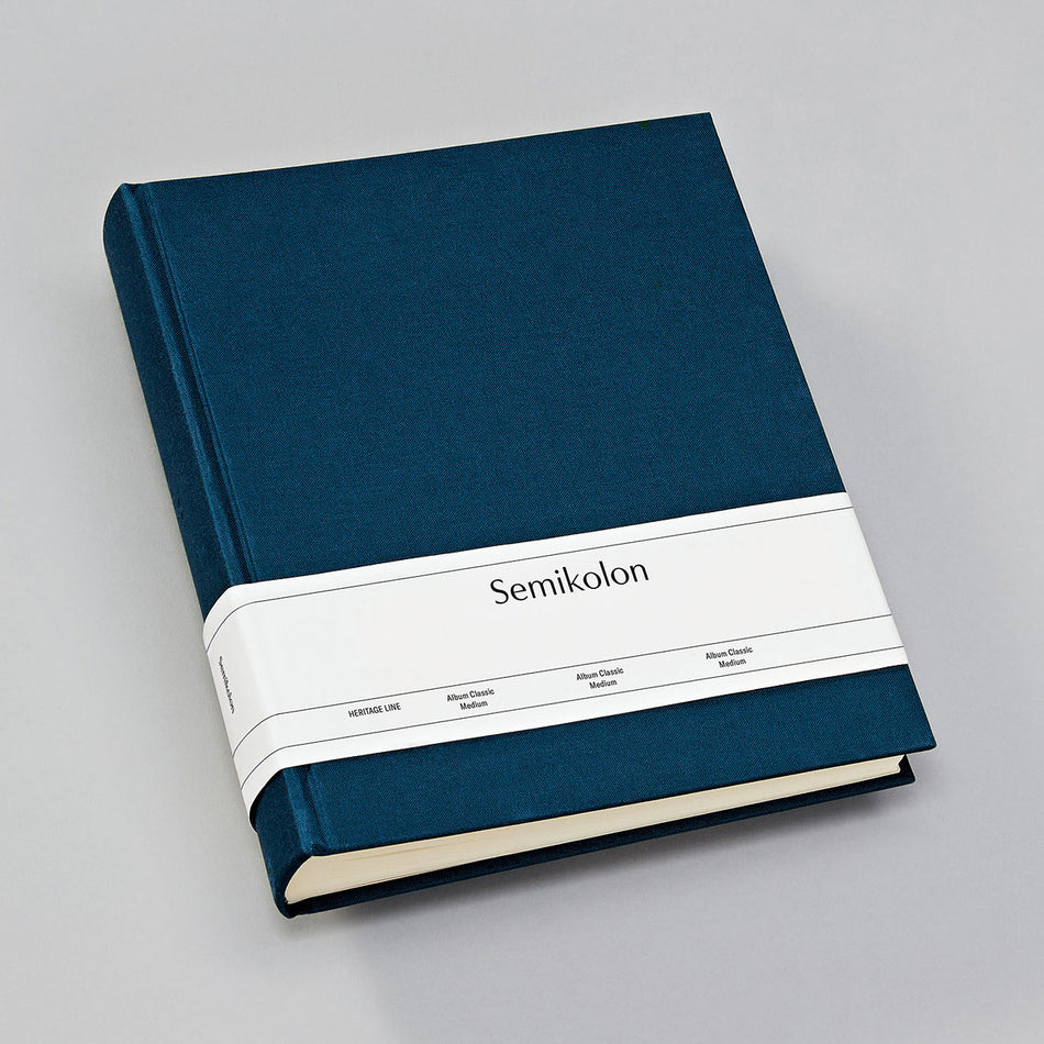 Valokuva tuotteesta Valokuva-albumi Semikolon Classic Medium, marine, kuuluu tuoteryhmään Albumit ja keräily.