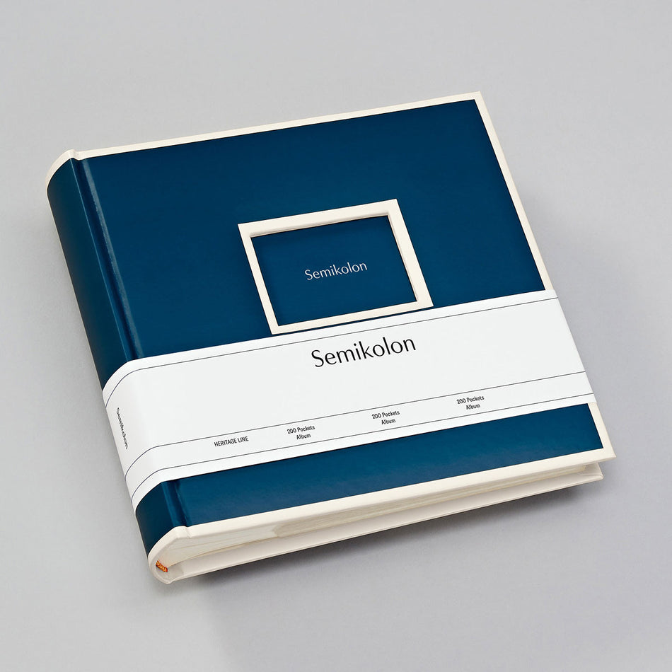 Valokuva tuotteesta Valokuva-albumi Semikolon 200 kuvataskua, marine, kuuluu tuoteryhmään Albumit ja keräily.