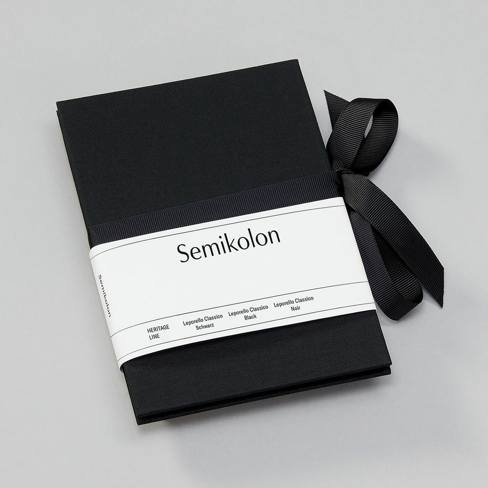 Valokuva tuotteesta Valokuva-albumi Semikolon Leporello, black, kuuluu tuoteryhmään Albumit ja keräily.