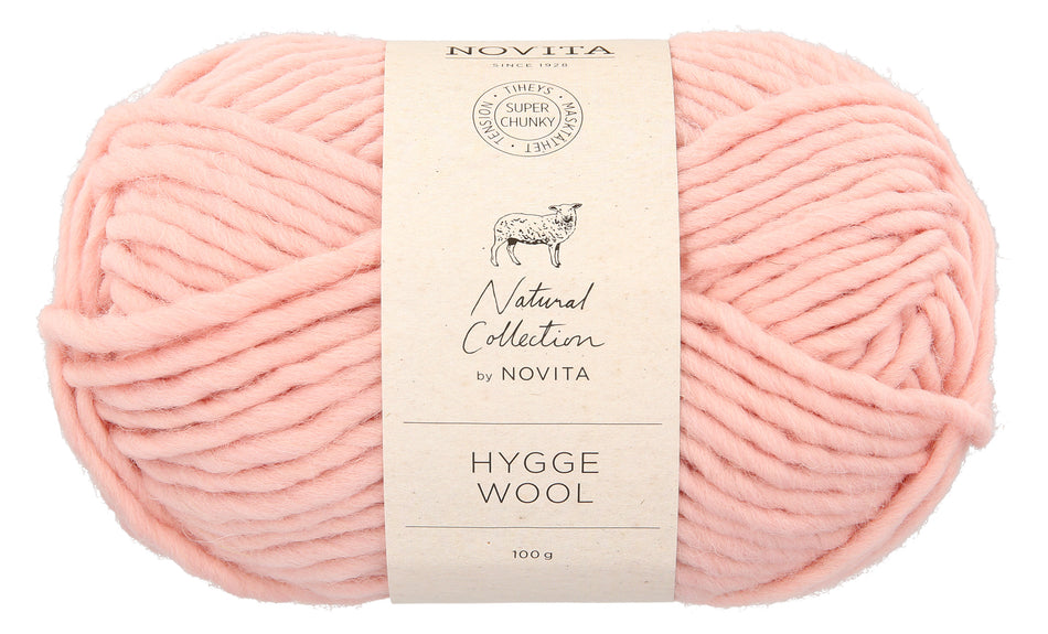 Valokuva tuotteesta Lanka Novita Hygge Wool 100g 504 Ruusuvesi, kuuluu tuoteryhmään Käsityötarvikkeet.