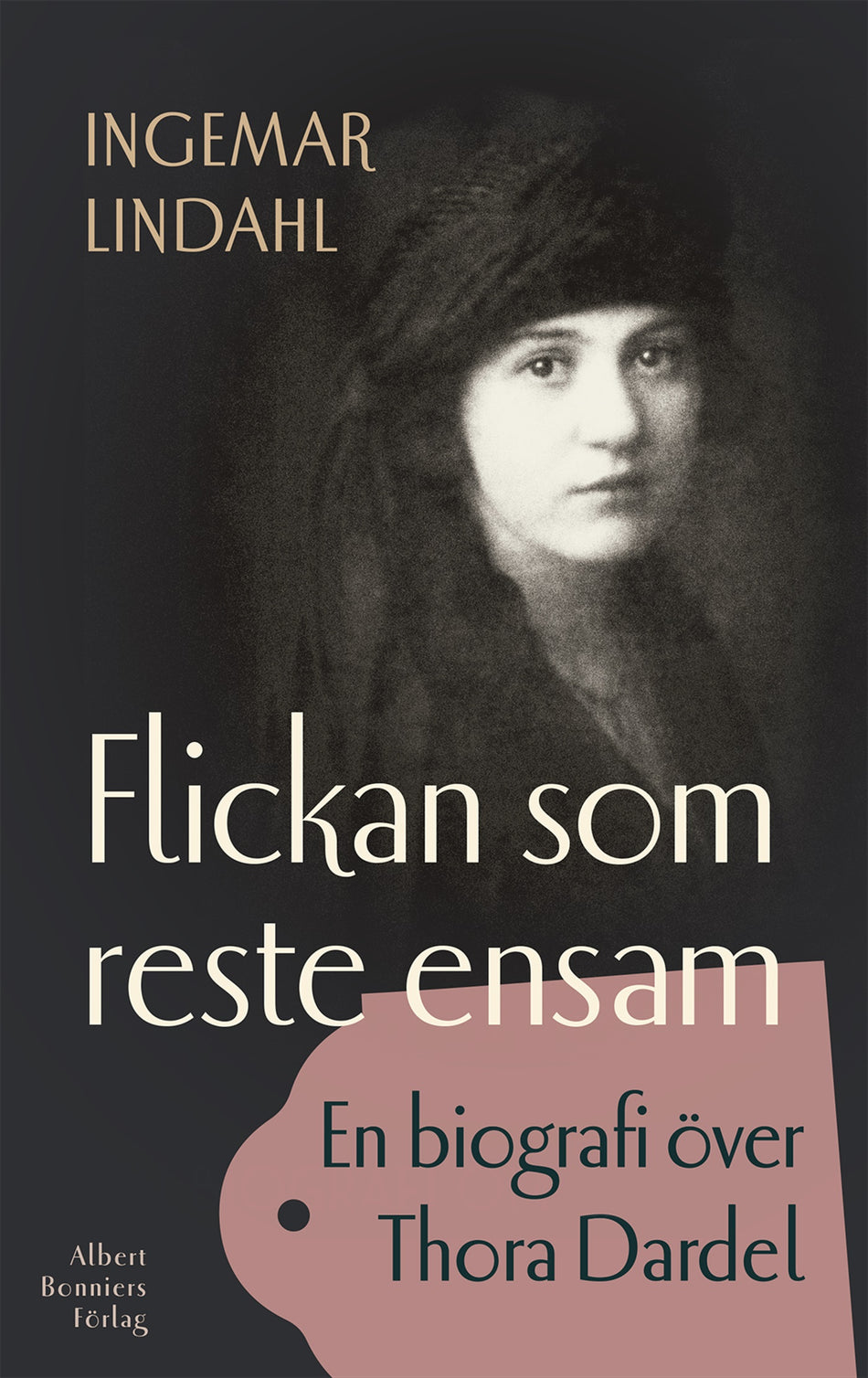 Valokuva kirjasta Ingemar Lindahl Flickan som reste ensam : en biografi över Thora Dardel, kuuluu tuoteryhmään Ruots muu tieto.