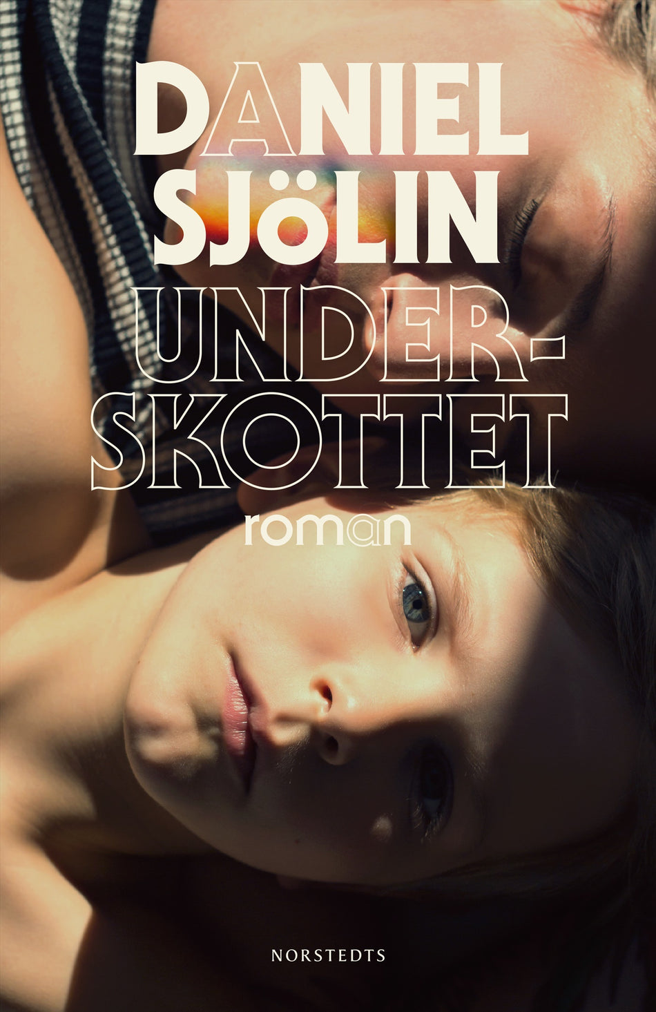 Valokuva kirjasta Daniel Sjölin Underskottet, kuuluu tuoteryhmään Ruots kaunokirjat.