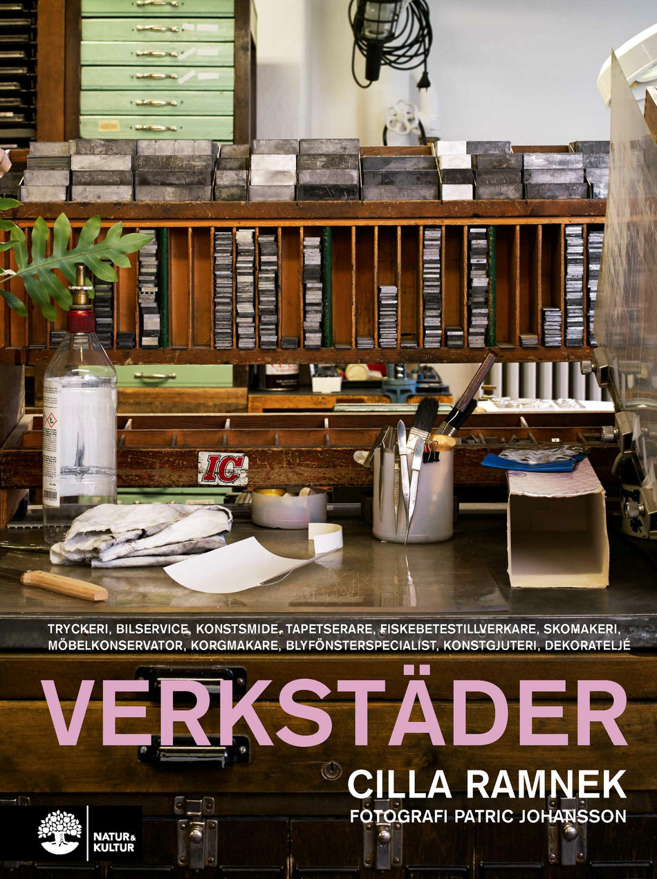Valokuva kirjasta Cilla Ramnek Verkstäder : tryckeri, bilservice, konstsmide, tapetserare, fiskebetestillverkare, skomakeri, möbelkonservator, korgmakare, blyfönsterspecialst, konstgjuteri, deorateljé, kuuluu tuoteryhmään Ruots muu tieto.