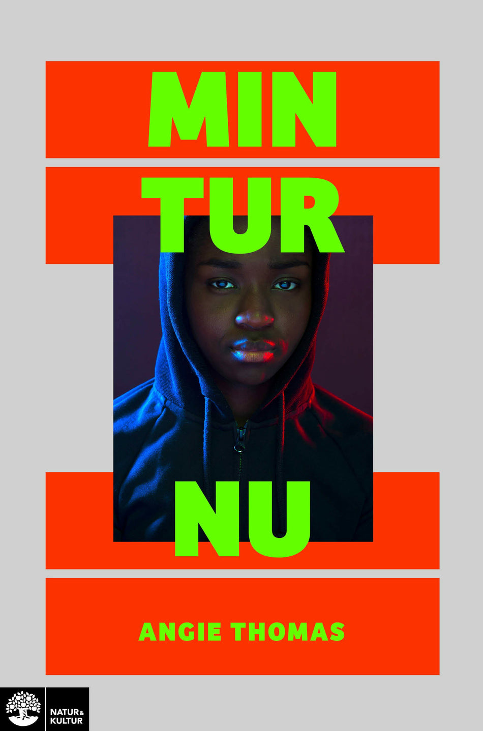 Valokuva kirjasta Angie Thomas Min tur nu, kuuluu tuoteryhmään Ruots lapset nuoret ja sarjakuvat.