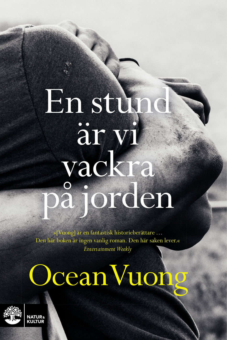Valokuva kirjasta Ocean Vuong En stund är vi vackra på jorden, kuuluu tuoteryhmään Ruots kaunokirjat.