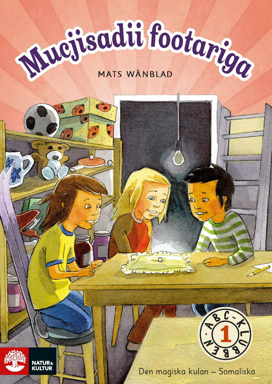 Valokuva kirjasta Mats Wänblad Mucjisadii footariga buug akhris, kuuluu tuoteryhmään Ruots lapset nuoret ja sarjakuvat.