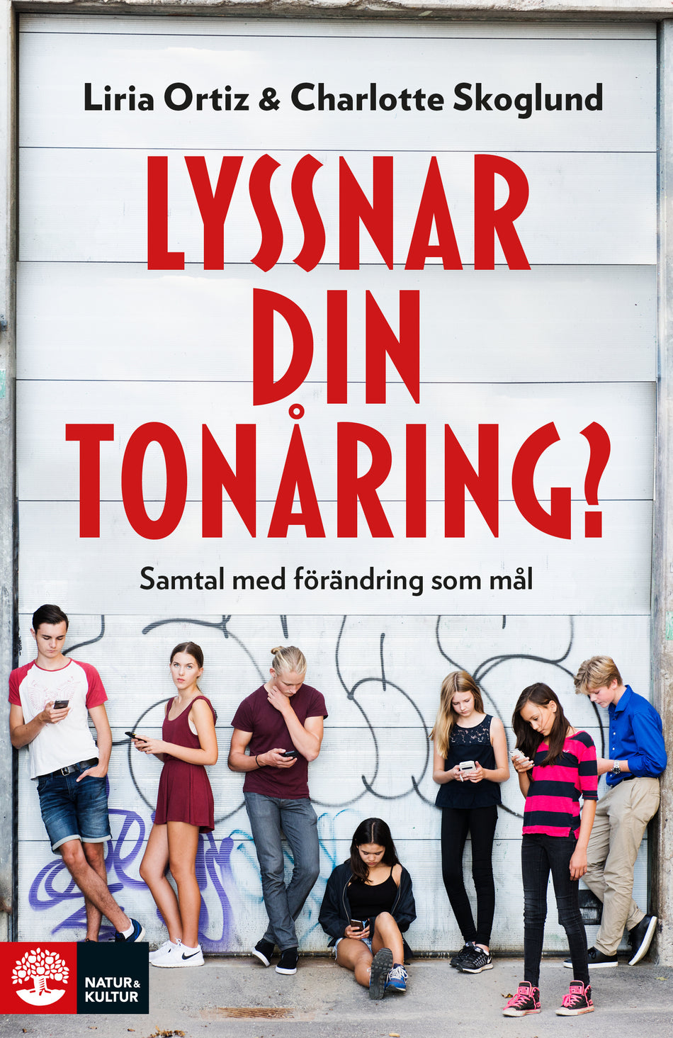Valokuva kirjasta Liria Ortiz / Charlotte Skoglund Lyssnar din tonåring? : samtal med förändring som mål, kuuluu tuoteryhmään Ruots muu tieto.