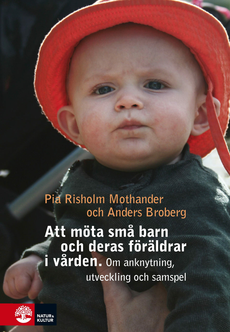 Valokuva kirjasta Pia Risholm Mothander / Anders Broberg Att möta små barn och deras föräldrar i vården : Om utveckling, anknytning, kuuluu tuoteryhmään Ruots muu tieto.