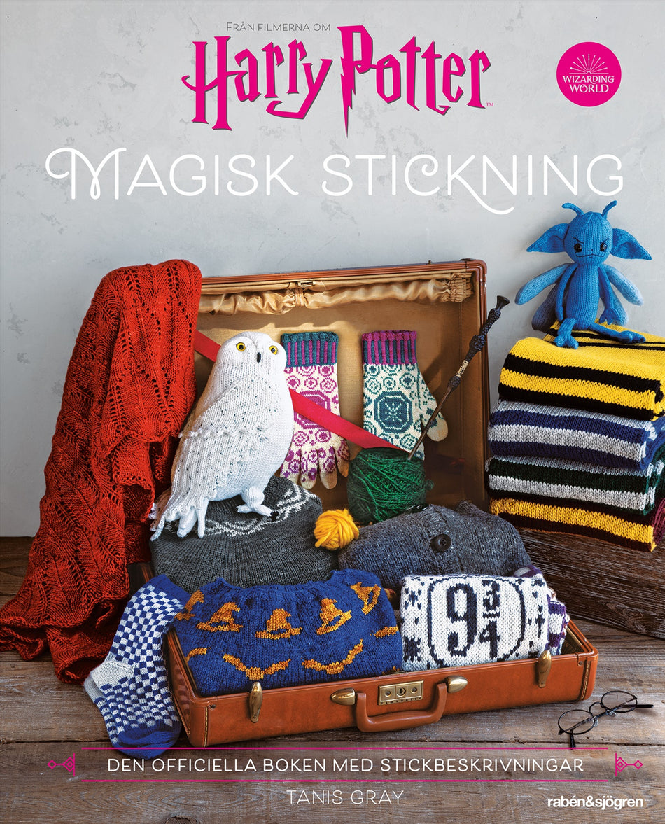 Valokuva kirjasta Tanis Gray Magisk stickning : från filmerna om Harry Potter : den officiella boken med stickbeskrivningar, kuuluu tuoteryhmään Ruots harrasteet taide.