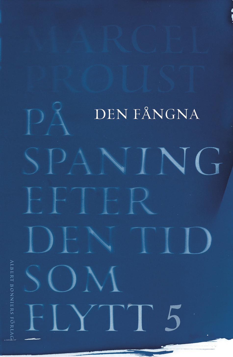 Valokuva kirjasta Marcel Proust På spaning efter den tid som flytt. V, Den fångna, kuuluu tuoteryhmään Ruots kaunokirjat.
