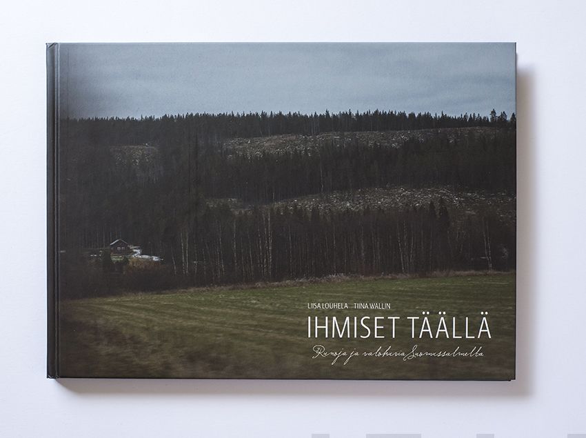 Valokuva kirjasta Liisa Louhela Ihmiset täällä, kuuluu tuoteryhmään Runot.