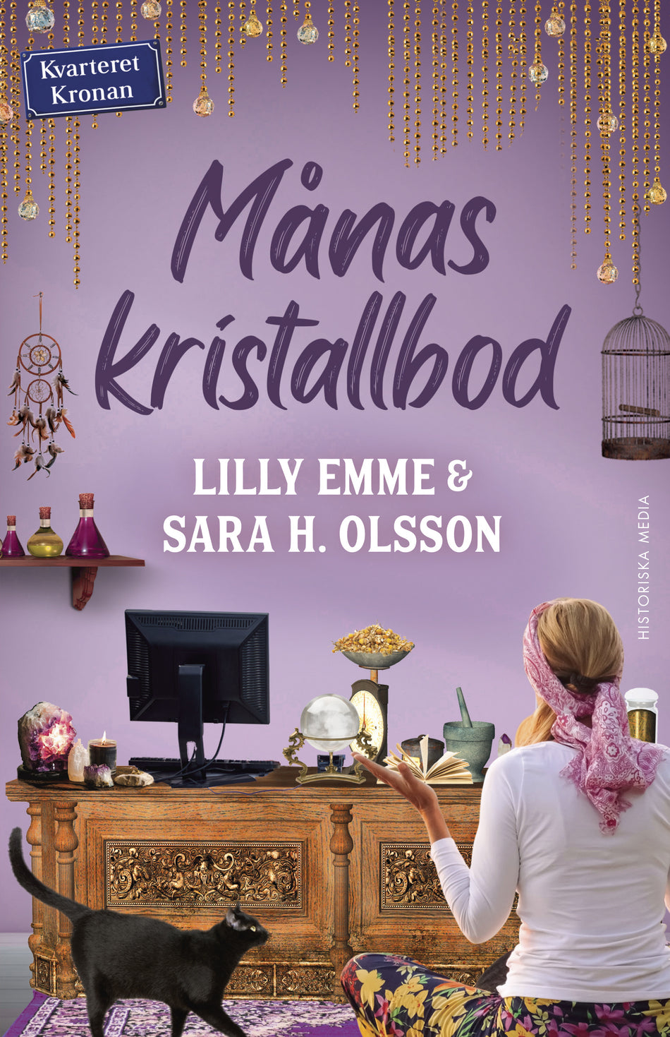 Valokuva kirjasta Lilly Emme / Sara H. Olsson Månas kristallbod, kuuluu tuoteryhmään Ruots kaunokirjat.
