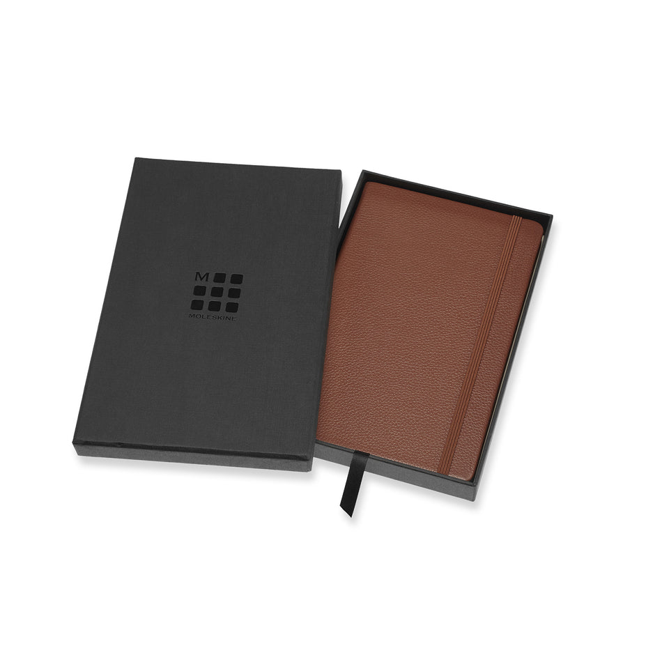 Valokuva tuotteesta Muistikirja Moleskine nahkakantinen Large ruskea, kuuluu tuoteryhmään Muistikirjat.