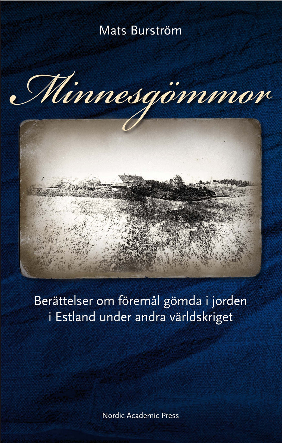 Valokuva kirjasta Mats Burström Minnesgömmor : berättelser om föremål gömda i jorden i Estland under andra världskriget, kuuluu tuoteryhmään Ruots muu tieto.
