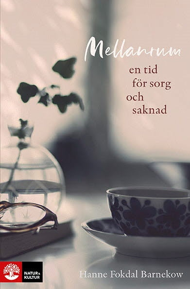 Valokuva kirjasta Hanne Fokdal Barnekow Mellanrum : en tid för sorg och saknad, kuuluu tuoteryhmään Ruots muu tieto.