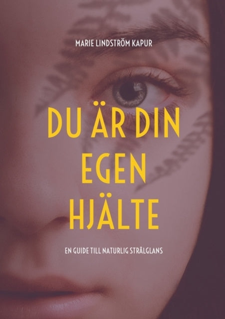 Valokuva kirjasta Marie Lindström Kapur Du är din egen hjälte : En guide till naturlig strålglans, kuuluu tuoteryhmään Ruots muu tieto.