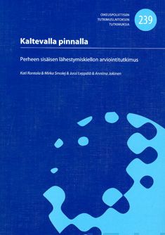 Valokuva kirjasta Kati Rantala / Mirka Smolej / Jussi Leppälä / Anniina Jokinen Kaltevalla pinnalla, kuuluu tuoteryhmään Talous yhteiskunta.