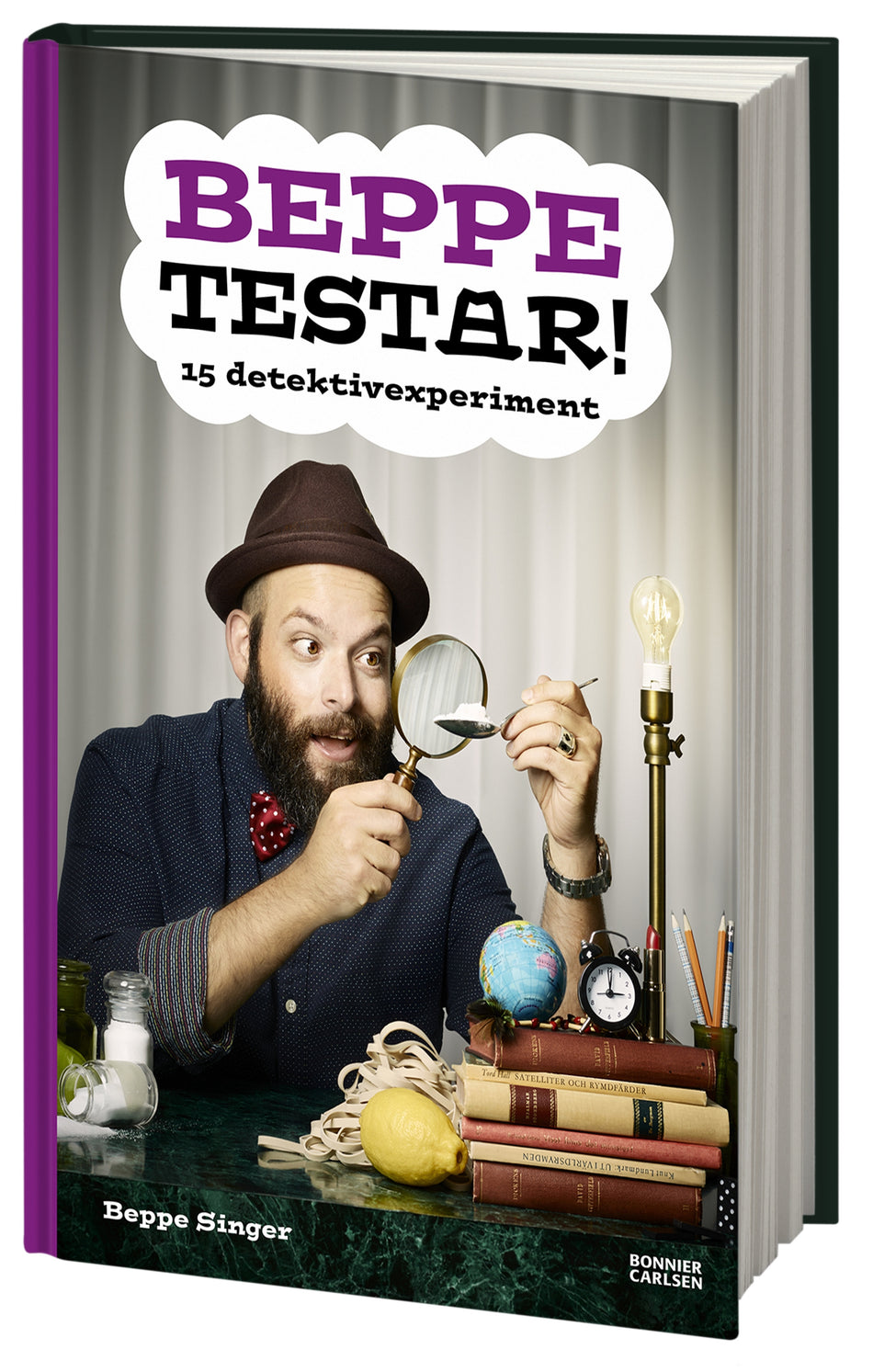 Valokuva kirjasta Beppe Singer Beppe testar! 15 detektivexperiment, kuuluu tuoteryhmään Ruots lapset nuoret ja sarjakuvat.