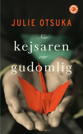 Valokuva kirjasta Julie Otsuka När kejsaren var gudomlig, kuuluu tuoteryhmään Ruots kaunokirjat.