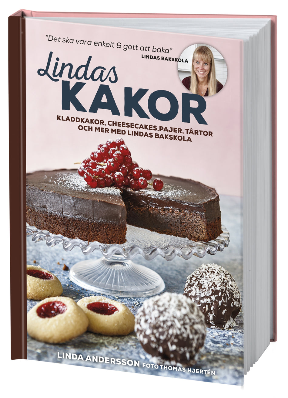 Valokuva kirjasta Linda Andersson Lindas kakor : kladdkakor, cheesecakes, pajer, tårtor och mer med Lindas bakskola, kuuluu tuoteryhmään Ruots harrasteet taide.