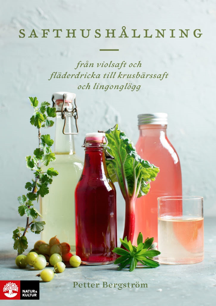 Valokuva kirjasta Petter Bergström Safthushållning : från violsaft och fläderdricka till krusbärssaft och lingonglögg, kuuluu tuoteryhmään Ruots harrasteet taide.
