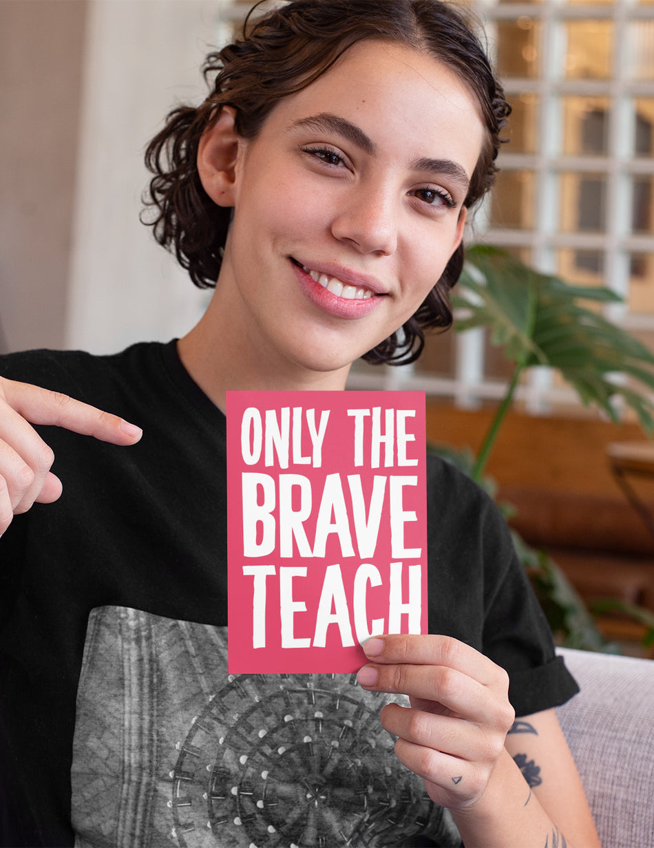 Valokuva kirjasta  Vykort: Only the brave teach, 5-pack, kuuluu tuoteryhmään Ruots harrasteet taide.