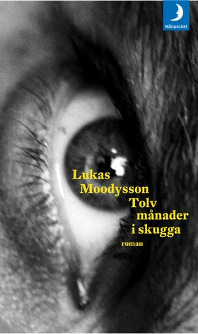 Valokuva kirjasta Lukas Moodysson Tolv månader i skugga, kuuluu tuoteryhmään Ruots kaunokirjat.