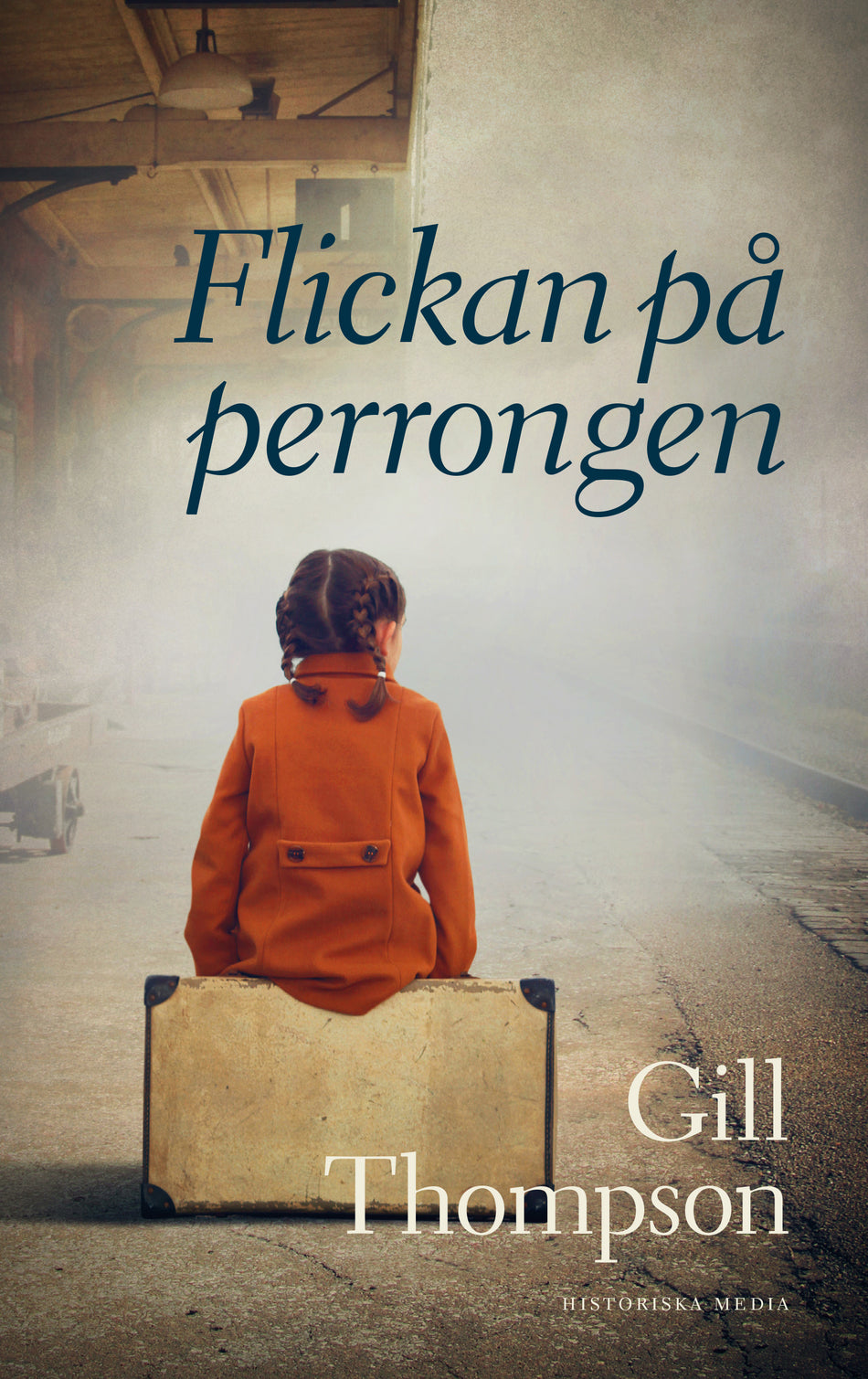 Valokuva kirjasta Gill Thompson Flickan på perrongen, kuuluu tuoteryhmään Ruots kaunokirjat.