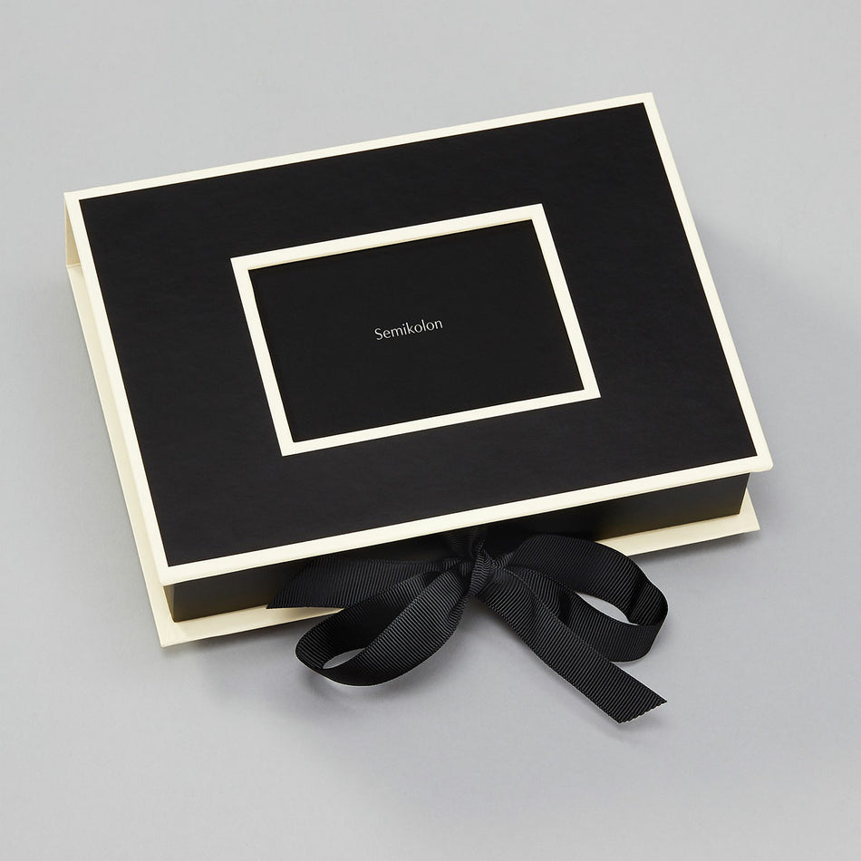 Valokuva tuotteesta Valokuvalaatikko Semikolon Photo box small, black, kuuluu tuoteryhmään Albumit ja keräily.