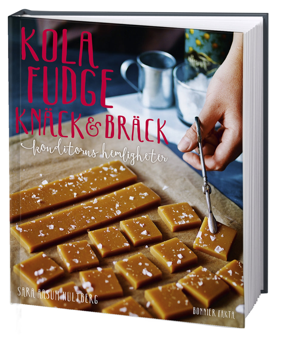 Valokuva kirjasta Sara Aasum Hultberg Kola, fudge, knäck och bräck : konditorns hemligheter, kuuluu tuoteryhmään Ruots harrasteet taide.