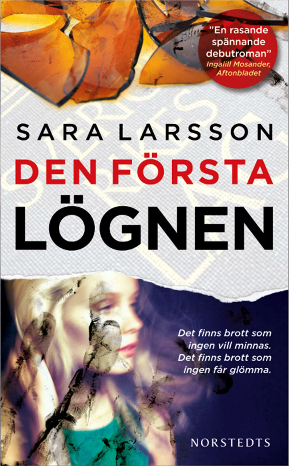 Valokuva kirjasta Sara Larsson Den första lögnen, kuuluu tuoteryhmään Ruots kaunokirjat.