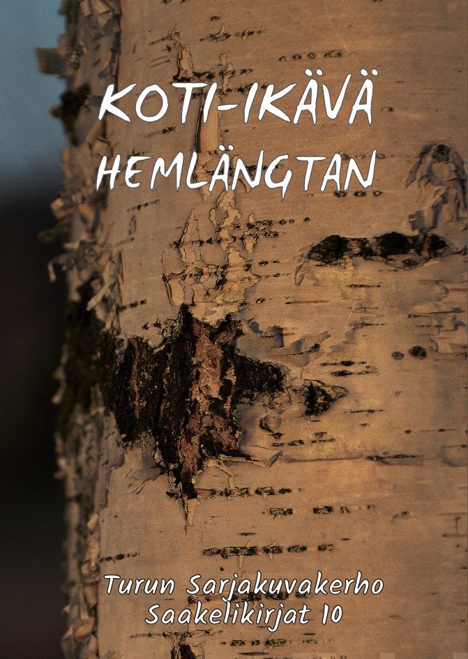 Valokuva kirjasta Sami Aartti / Sara Ahola / Antti Anttila / Timo Hainimo / Emma Heinonen / Sarah Heittola / Pauli Hirtolahti / Joakim Järnström / Rosa Karhapää / Jarno Korhonen / Karoliina Kuisma / Leo Kuikka / Sade Lahti / Sirkku Lahti / Mika Lietzén / Nikke Lindholm / Veli Loponen / Pekka Mentunen / Mika Metsätähti / Nam-Ke / Leena Pylkkö / Elisa Ruuhijärvi / Tiia Salmelin / Mikael Salo / Jatta Severinkangas / Juho Sihvonen / Iina Sofia / Valtteri Tavast / Miia Vistilä / Vesa Vitikainen Koti-ikävä - Hemlängtan, kuuluu tuoteryhmään Sarjakuvat.