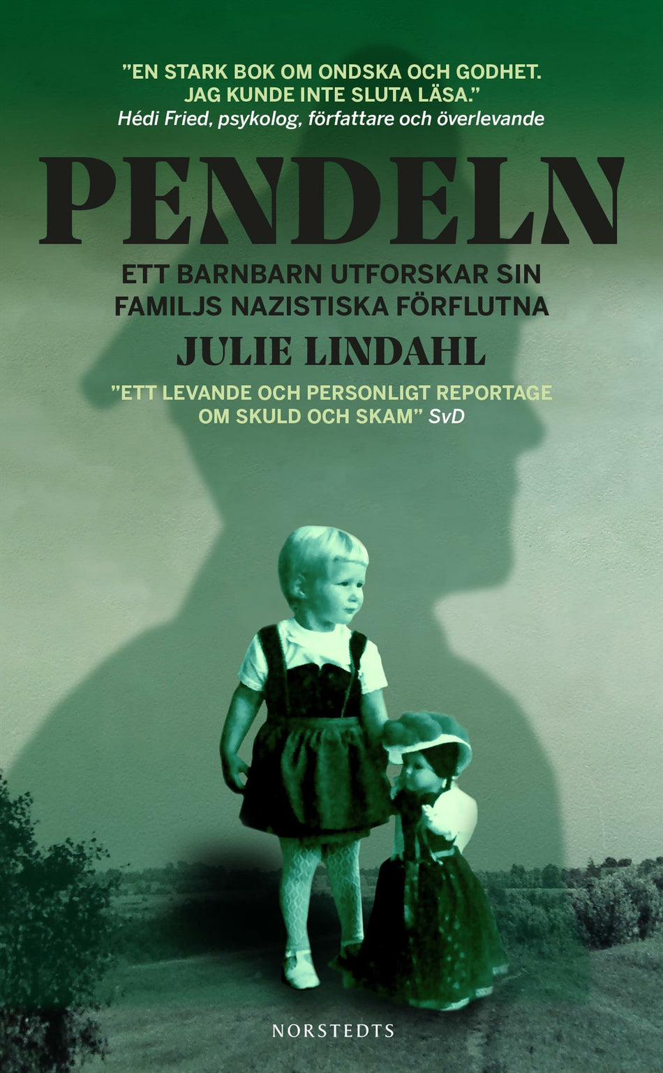 Valokuva kirjasta Julie Lindahl Pendeln : ett barnbarn utforskar sin familjs nazistiska förflutna, kuuluu tuoteryhmään Ruots muu tieto.
