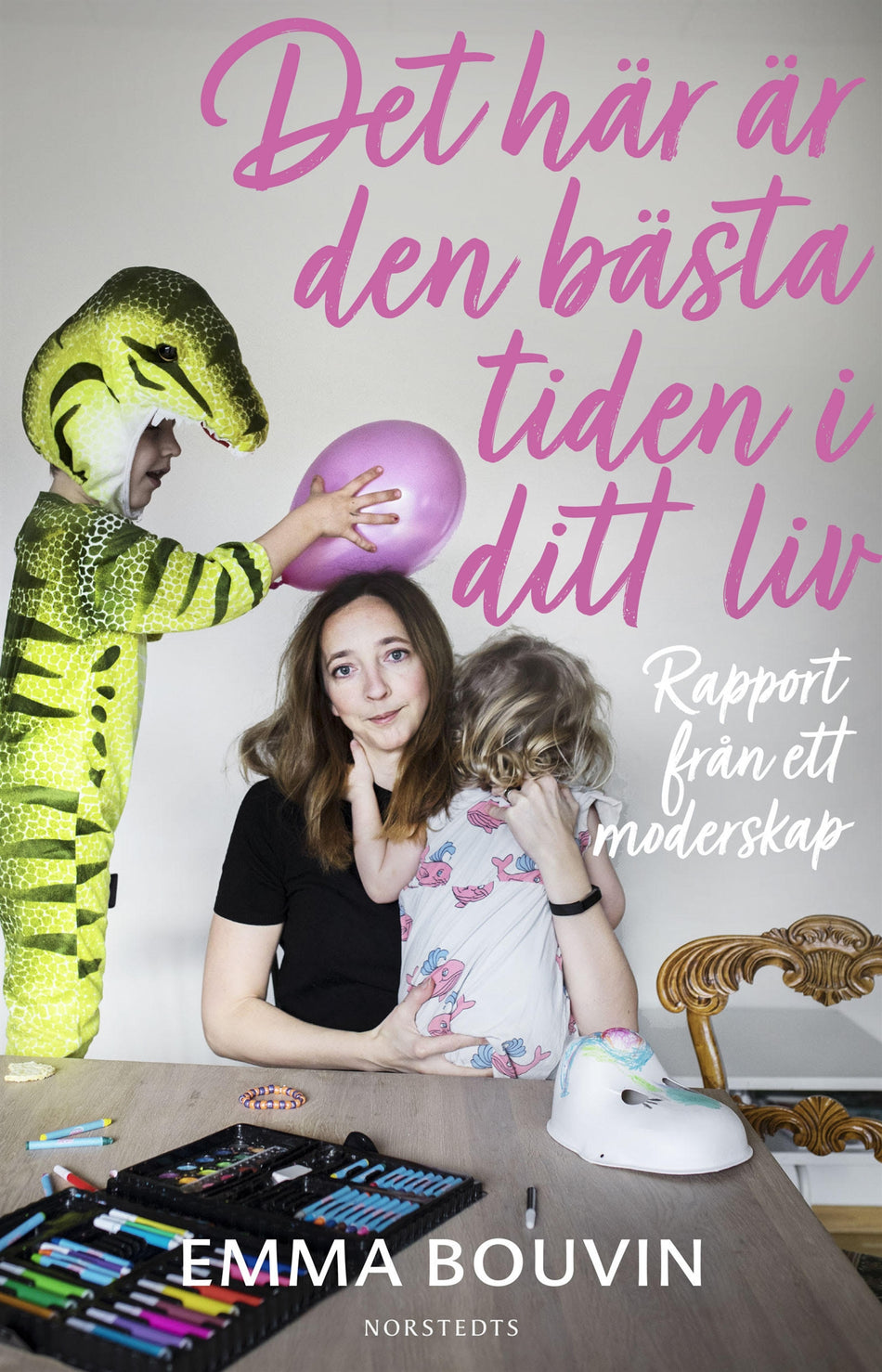 Valokuva kirjasta Emma Bouvin Det här är den bästa tiden i ditt liv : rapport från ett moderskap, kuuluu tuoteryhmään Ruots muu tieto.