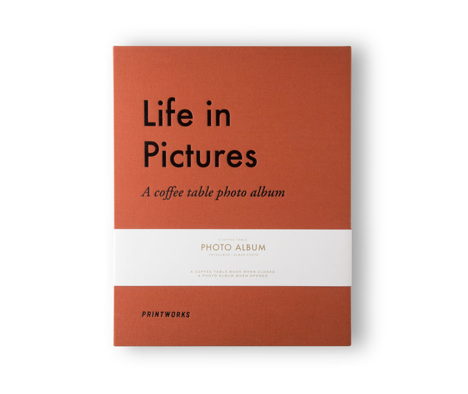Valokuva tuotteesta Leikekirja Printworks - Life In Pictures Orange, kuuluu tuoteryhmään Albumit ja keräily.