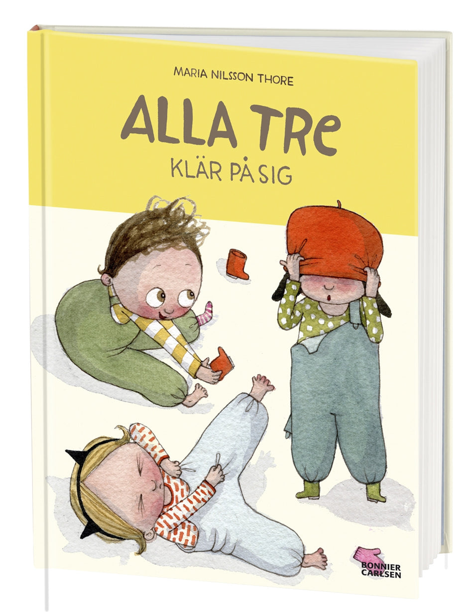 Valokuva kirjasta Maria Nilsson Thore Alla tre klär på sig, kuuluu tuoteryhmään Ruots lapset nuoret ja sarjakuvat.