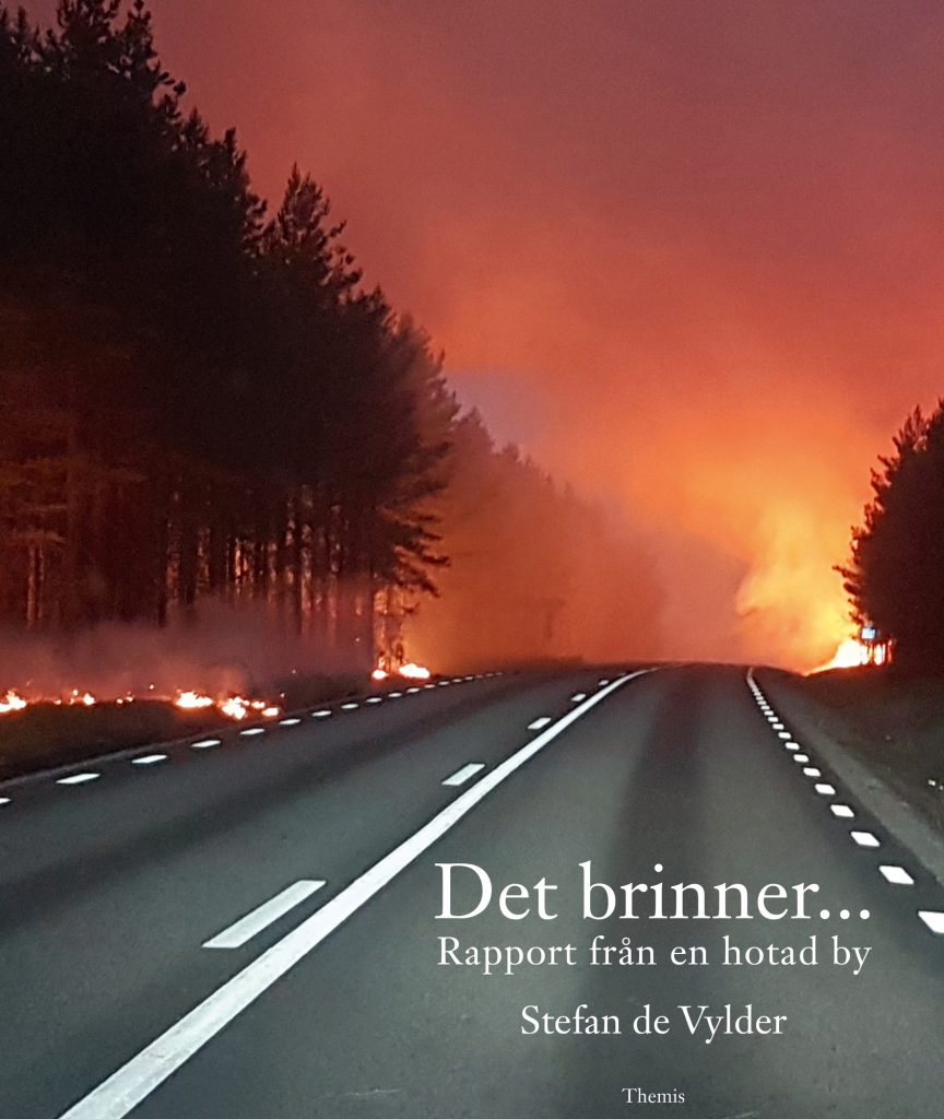 Valokuva kirjasta Stefan de Vylder Det brinner... : rapport från en hotad by, kuuluu tuoteryhmään Ruots muu tieto.