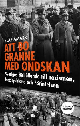 Valokuva kirjasta Klas Åmark Att bo granne med ondskan : Sveriges förhållande till nazismen, Nazityskland och Förintelsen, kuuluu tuoteryhmään Ruots muu tieto.