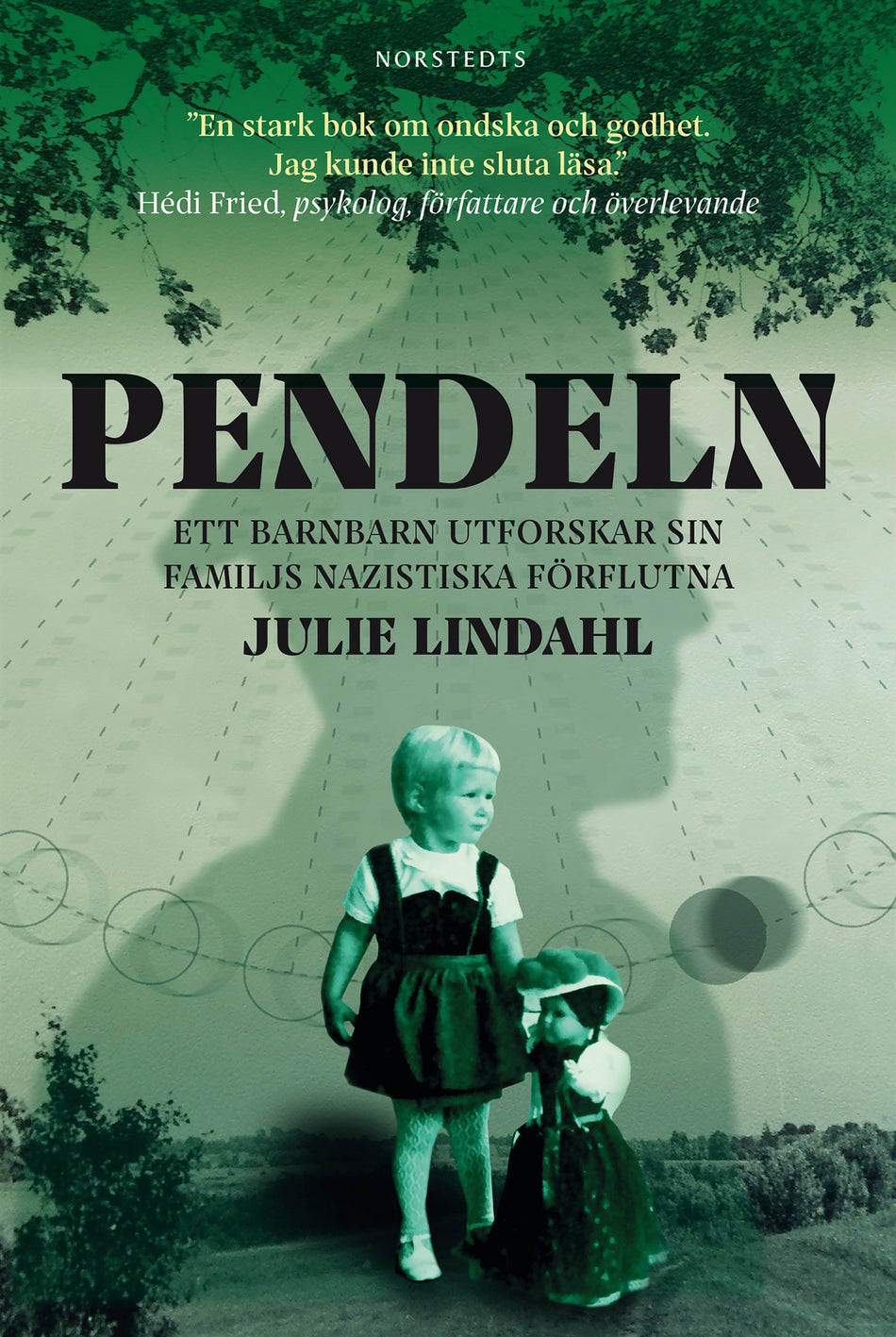 Valokuva kirjasta Julie Lindahl Pendeln : ett barnbarn utforskar sin familjs nazistiska förflutna, kuuluu tuoteryhmään Ruots muu tieto.