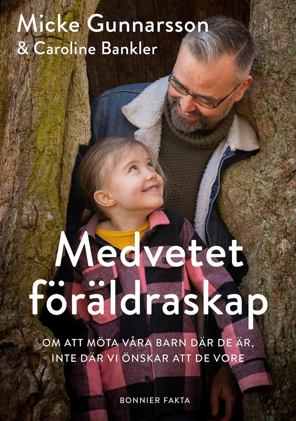 Valokuva kirjasta Micke Gunnarsson / Caroline Bankler Medvetet föräldraskap : om att möta våra barn där de är, inte där vi önskar att de vore, kuuluu tuoteryhmään Ruots muu tieto.