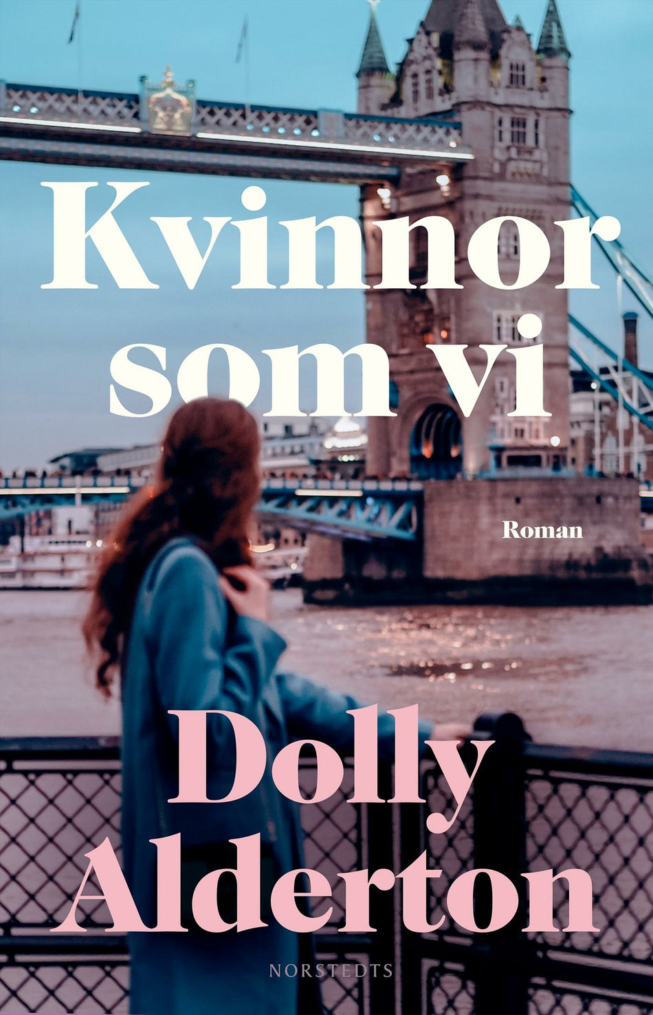 Valokuva kirjasta Dolly Alderton Kvinnor som vi, kuuluu tuoteryhmään Ruots kaunokirjat.