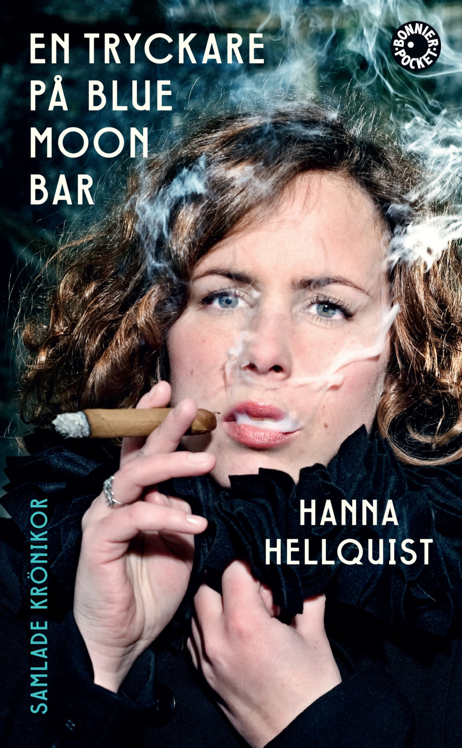 Valokuva kirjasta Hanna Hellquist En tryckare på Blue Moon Bar : samlade krönikor, kuuluu tuoteryhmään Ruots muu tieto.