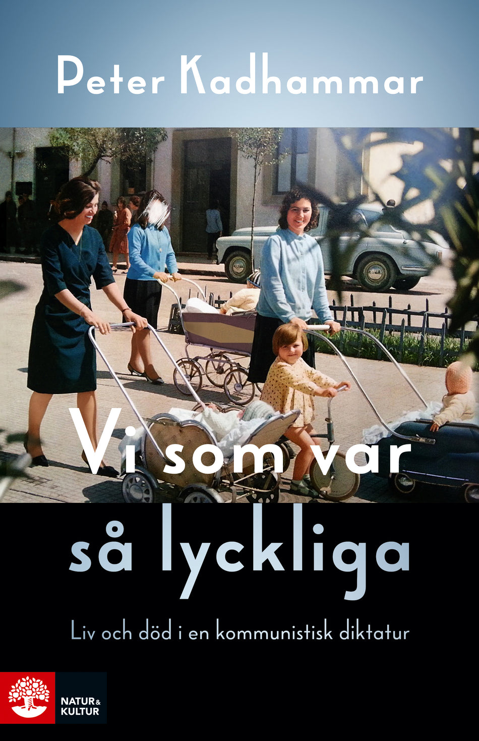Valokuva kirjasta Peter Kadhammar Vi som var så lyckliga : liv och död i en kommunistisk diktatur, kuuluu tuoteryhmään Ruots muu tieto.
