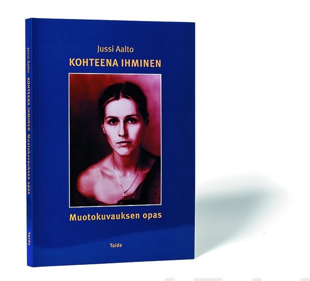 Valokuva kirjasta Jussi Aalto Kohteena ihminen, kuuluu tuoteryhmään Taiteet.
