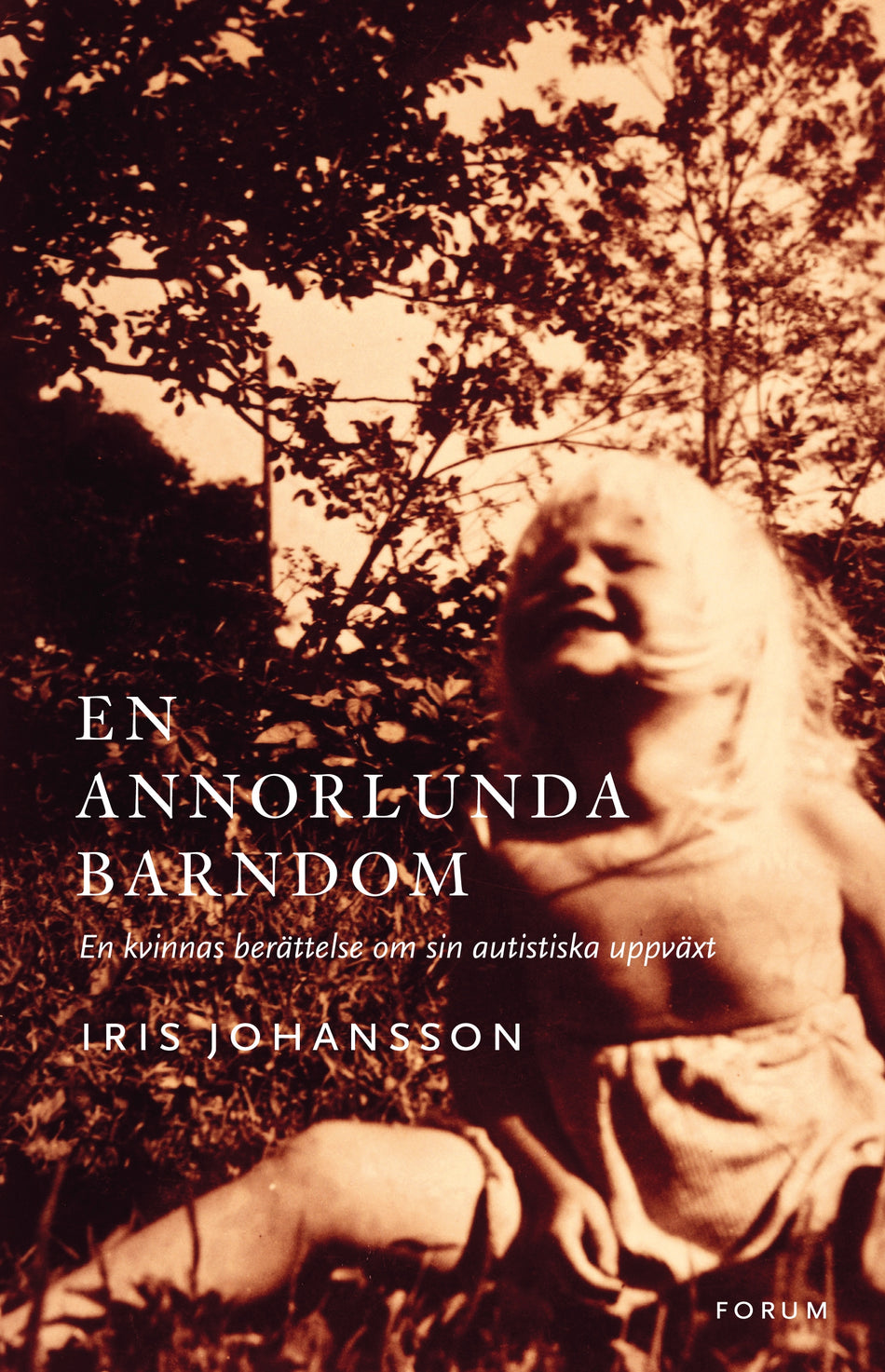 Valokuva kirjasta Iris Johansson En annorlunda barndom : en kvinnas berättelse om sin autistiska uppväxt, kuuluu tuoteryhmään Ruots muu tieto.