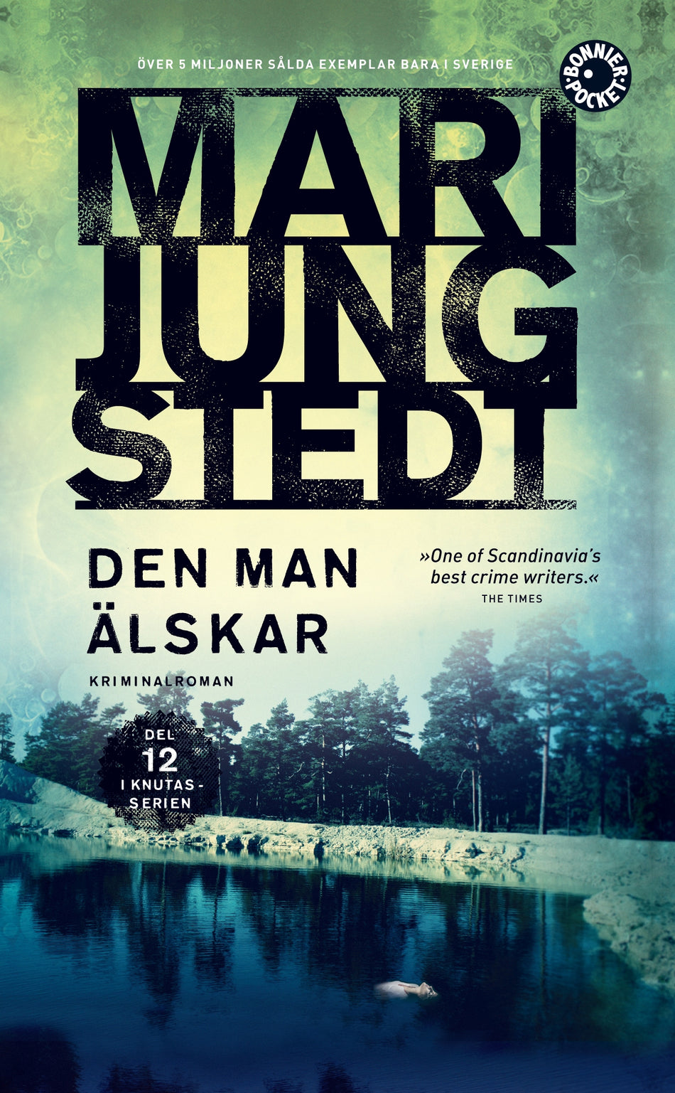 Valokuva kirjasta Mari Jungstedt Den man älskar, kuuluu tuoteryhmään Ruots kaunokirjat.