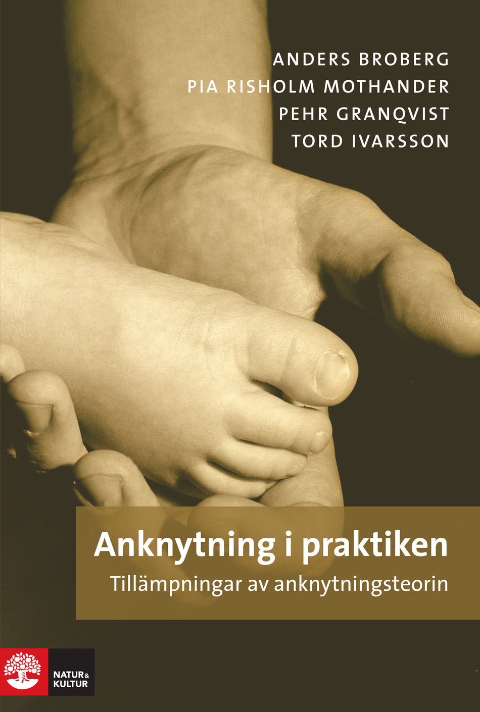 Valokuva kirjasta Anders Broberg / Pia Risholm Mothander / Pehr Granqvist / Tord Ivarsson Anknytning i praktiken : tillämpningar av anknytningsteorin, kuuluu tuoteryhmään Ruots muu tieto.