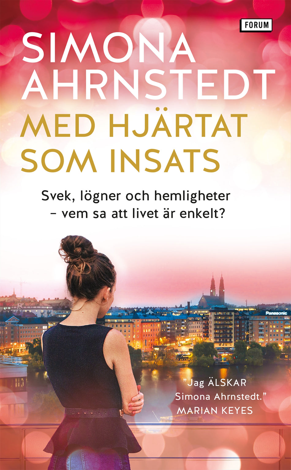 Valokuva kirjasta Simona Ahrnstedt Med hjärtat som insats, kuuluu tuoteryhmään Ruots kaunokirjat.